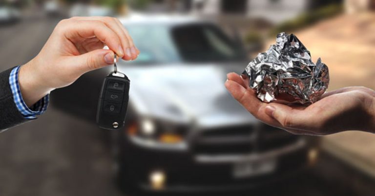 Por qué debes llevar la llave del coche envuelta en papel de aluminio