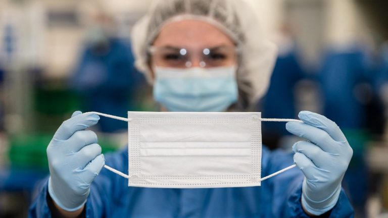 Por qué quitar la mascarilla antes de tiempo puede acabar con los avances contra la Covid