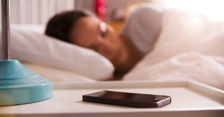 Qué es la luz azul y por qué es tan peligrosa
