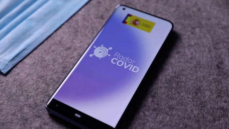 Un 41,5% de los españoles tiene instalada alguna aplicación relacionada con el COVID-19