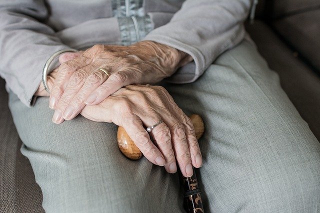 Solicitud de cuidados para personas mayores mediante teleasistencia
