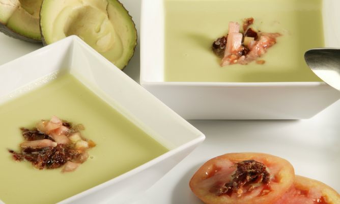 Sopa de aguacate, el plato de Karlos Arguiñano más sencillo de hacer