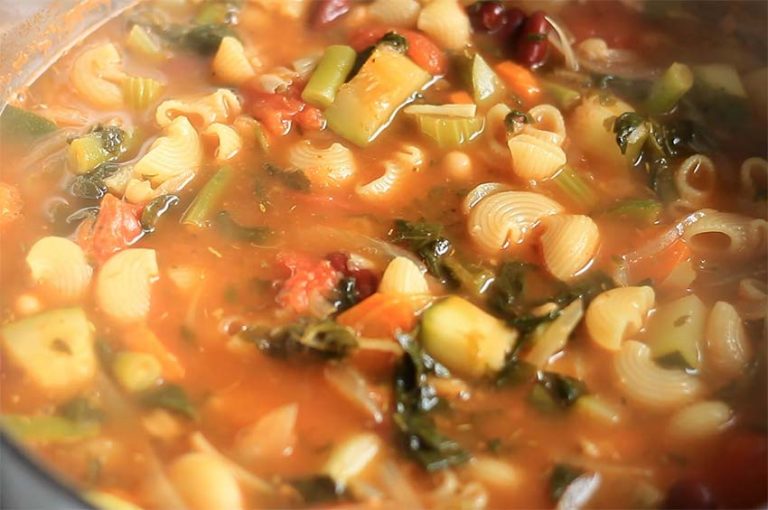 Sopa minestrone: los pasos para prepararla y que te den ganas de comerla más veces