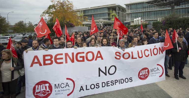 Trabajadores piden «no dejar caer» a Abengoa, «un oasis en el desierto»