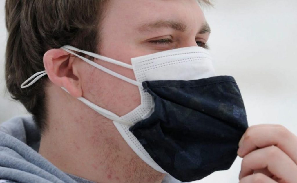 Usar doble mascarilla ayuda a mejorar el ajuste