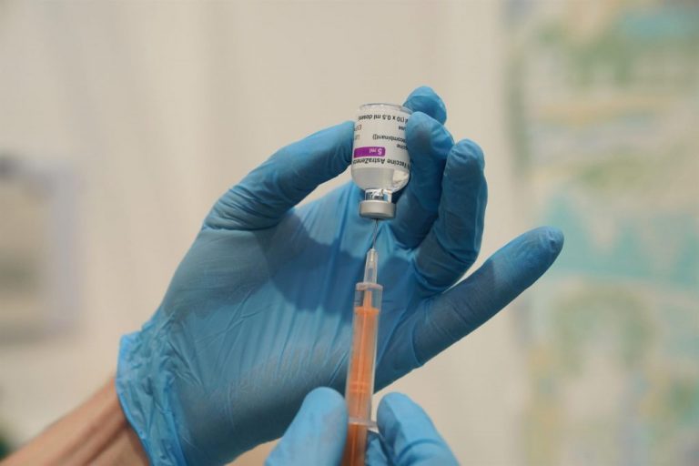 Los enfermeros aseguran que la vacuna de AstraZeneca es «segura»
