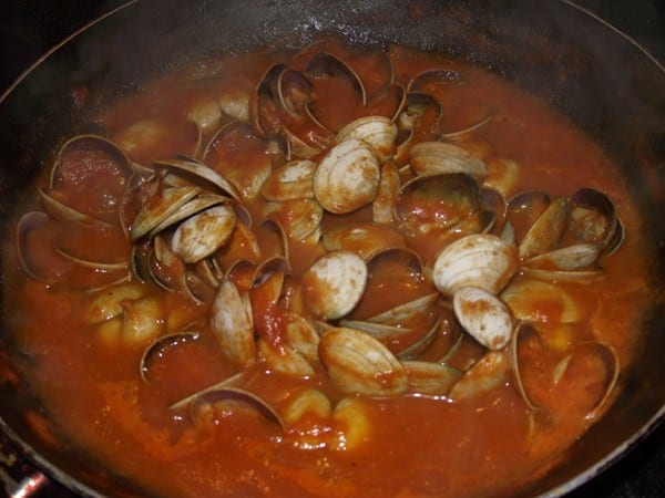 Preparación De Almejas En Una Suculenta Salsa Picante