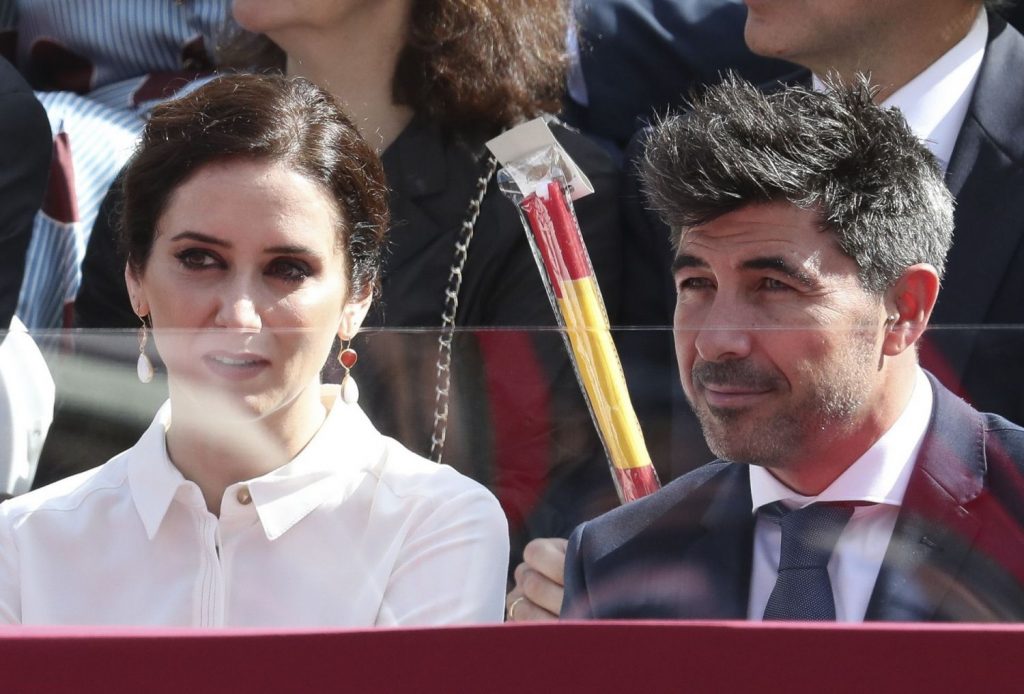 Isabel Díaz Ayuso y Jairo Alonso, en una corrida de toros.