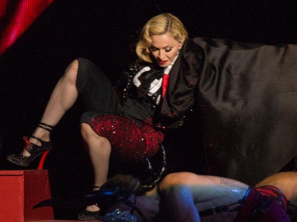 Caida-Madonna-En-Brit-Awards