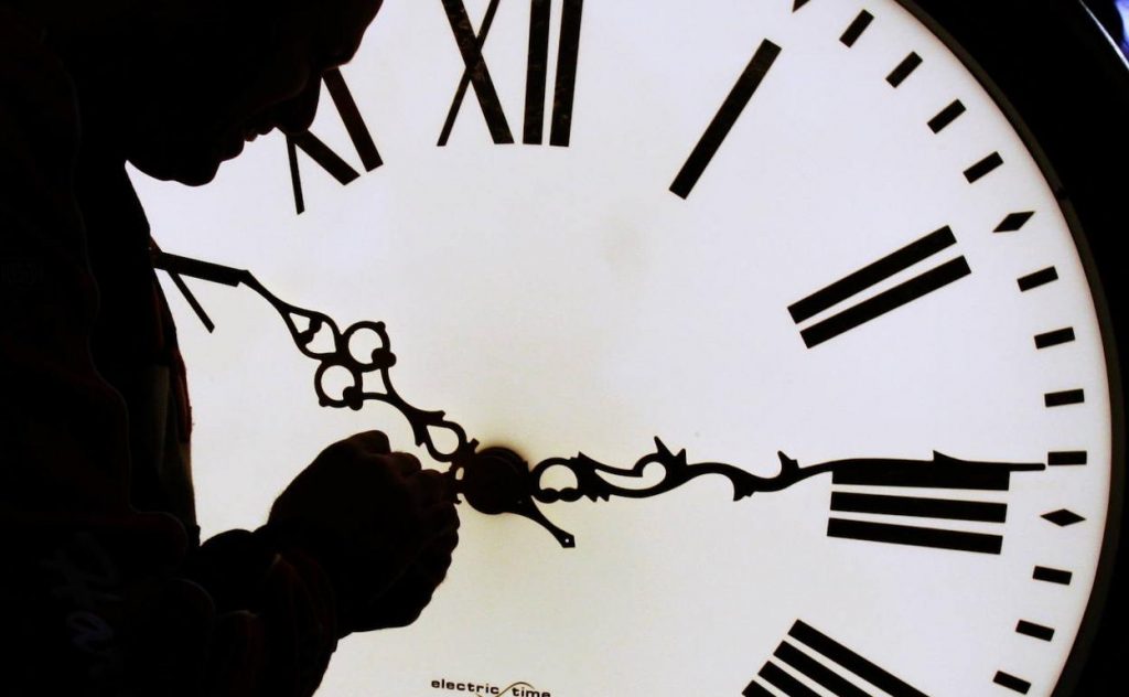 Cambio de hora: ¿Se adelanta o se atrasa una hora?