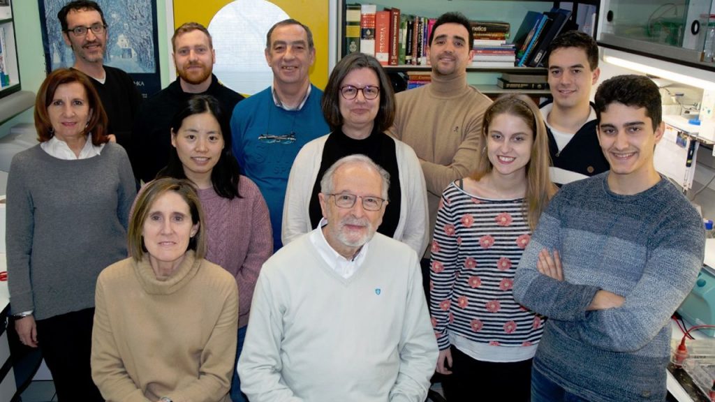 Enjuanes -Centro- Con Parte De Su Equipo Del Csic.