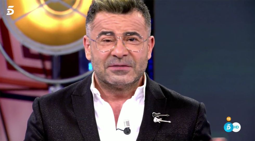 En Los Últimos Tiempos Tenemos A Jorge Javier Vázquez Hasta En La Sopa, Pero Todo Puede Cambiar Si No Se Cuida. Y Es Que El Presentador De ‘Sálvame’ En Sus Diferentes Versiones Y Ahora También Tronista De ‘Mujeres Y Hombres Y Viceversa’ Preocupó A Sus Seguidores Exhibiendo Un Problema De Salud Que Fue Haciéndose Más Y Más Evidente A Medida Que Iba Pasando La Última Edición En Telecinco De ‘Sábado Deluxe’. De Hecho, Algunos Medios Llegaron A Publicar Que El De Badalona Había Abandonado El Programa Para Ir Al Hospital, Pero Él Mismo Ha Desmentido Las Fake News Al Aparecer En Pantalla Hasta El Final Del Espacio Que Presenta. Eso Sí, Lo Ha Hecho Con Un Problema Evidente En Su Rostro Que No Ha Pasado Desapercibido Para Los Telespectadores. ¿Qué Te Pasa En El Ojo, Jorge Javier? Nada Más Verle Aparecer En ‘Sábado Deluxe’, Muchos Espectadores De Telecinco Notaron Algo Raro En La Cara De Jorge Javier. Su Rostro Parecía Más Asimétrico Que De Costumbre, Y Todo Era Debido A Su Ojo Derecho, Que Estaba Más Cerrado De La Cuenta Y Hacía Saltar Las Alarmas. ¿Qué Le Pasaba? Llegado Un Momento, Diez Minutos Llegó A Publicar Que El Presentador Había Abandonado El Plató Para Ir A Urgencias. Supuestamente, Le Habría Pedido A Su Compañera De Telecinco María Patiño Que Se Hiciera Cargo Del Espacio Dedicado En El Programa A ‘La Isla De Las Tentaciones’, Pero Fue Él Mismo El Encargado De Conducirla, Desmintiendo La Información. Https://Twitter.com/Diezminutos_Es/Status/1368347008482828296?S=20 Una Conjuntivitis ‘Lo Mandó’ A Urgencias Realmente, El Propio Jorge Javier Había Explicado Un Día Antes Cuál Era El Problema De Salud Que Tenía. Lo Hizo En Su Columna Semanal En Lecturas: “Tengo El Ojo Derecho A La Virulé Por Culpa De Una Conjuntivitis. Voy Al Médico Y Me Receta Unas Gotas Que Tengo Que Ponerme Cada Seis Horas En Ambos Ojos Porque El Contagio Pasa Rápidamente De Uno A Otro. Dos Gotas En Cada Ojo”, Explicaba El Presentador. Cabe Recodar Que La Conjuntivitis Es Una Inflamación O Infección De La Membrana Transparente Entre El Párpado Y El Globo Ocular. Se Caracteriza Por Producir Enrojecimiento, Sensación Arenosa Y Picazón En El Ojo. Al Rascarlo, Puede Cambiar De Aspecto Como Le Sucedió A Jorge Javier. Es Normal Que Por Las Noches Genere Supuración Y Se Forma Una Especie De Costra En Tus Pestañas. Por Ahora No Hemos De Temer Por La Salud Del Presentador De Telecinco, Más Allá De Este Episodio Puntual, Pero Tendrá Que Cuidarse Si No Quiere Preocuparse Más De La Cuenta. Y Es Que, Según Reconoció En Esta Misma Revista, No Es La Única Persona De Su Familia Que Ha Tenido Problemas En Los Ojos. Https://Twitter.com/Josealb50900835/Status/1368347949743357962?S=20 Problemas Hereditarios Con Los Ojos Fue Precisamente El Reconocimiento Público De Este Padecimiento -La Conjuntivitis- La Que Hizo A Jorge Javier Contar Otro Problema Ocular Que Le Tocó Vivir De Cerca En Su Casa. Según Contó En Su Blog De Lecturas, Su Padre Tenía Glaucoma Y Esto Le Afectaba De Una Manera Muy Directa. “El Caso Es Que Mi Padre Tenía Glaucoma Y Desde Que Tengo Uso De Razón Recuerdo Que Cada Noche, Antes De Acostarse, Decía Desde Su Cama: “Las Gotaaaaas”. Y Entonces Teníamos Que Ir Algún Miembro De La Familia –Mi Madre, Alguna De Mis Hermanas, Yo Mismo– A Ponérselas”, Explicaba Jorge Javier. Reivindicación Feminista De Jorge Javier Vázquez Este Recuerdo De Su Padre, Postrado, Pidiendo Que Le Pusieran Las Gotas, Le Hizo Reflexionar: “Ahora Que Me Las He Tenido Que Poner Yo Mismo Y He Visto Lo Rematadamente Fácil Que Es Incluso Para Un Tío Tan Torpe Como Yo, No Entiendo Cómo Mi Padre, Que Era Tan Mañoso, No Se Las Ponía Él” Contó También Que Su Madre Siempre Le Preparaba La Muda Y La Toalla Cada Vez Que Se Duchaba, Algo Que Ahora Observa Con Perspectiva Y Critica: “Qué Cosas Han Tenido Que Aguantar Las Mujeres Y Qué Poco Se Han Quejado. Gracias A Ellas Somos Más Libres, Más Solidarios, Más Modernos. En Este País Ha Abundado Durante Muchísimos Años El Hombre Heterosexual Cafre Y Machista.”, Dijo Jorge Javier Vázquez En El Fin De Semana Previo Al 8M. Jorge Javier Aprovechó Para Dar Un Palito A Vox En Mitad Del Alegato Feminista Que Suscitó El Recuerdo Del Glaucoma De Su Padre, Jorge Javier Aprovechó Para Lanzar Un Dardo Al Partido Político Con El Que Más Ha Chocado Hasta La Fecha De Entre Los Que Se Encuentran En El Hemiciclo: Vox. “Hubo Una Época En La Que Parecía Que Intentaba Reciclarse, Pero Ahora Ha Venido La Ultraderecha A Susurrarle Que Se Estaba Amariconando Y El Hombre De Pelo En Pecho Portador De Valores Eternos Resurge De Su Podrido Discurso Para Emponzoñar El Ambiente”, Comenzó Diciendo El Presentador De Telecinco. “Dicen Que Tras La Pandemia Se Producirá Una Réplica De Los Felices Años Veinte Donde Triunfarán Las Ganas De Vivir Y El Gusto Por El Sexo. Ojalá España Se Convierta En Una Sucursal De Sodoma Y Gomorra, Santiago Abascal En Su Aparcacoches Y Macarena Olona En La Señora De La Guardarropía”, Acababa Comentando Con Sorna.