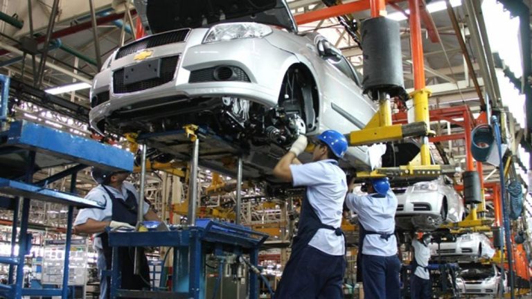 La industria ahonda la caída de su facturación al 9,9% en enero