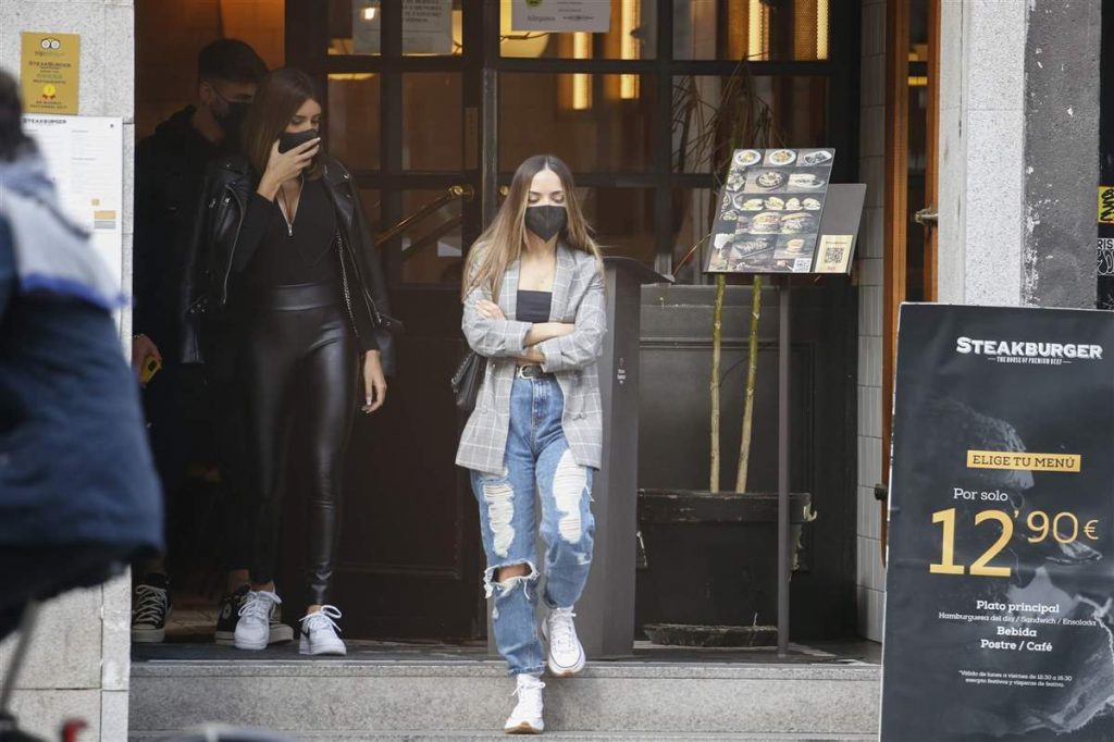 Lucía, Marina E Isaac Saliendo De Un Restaurante Tras Su Paso Por 'La Isla De Las Tentaciones'.