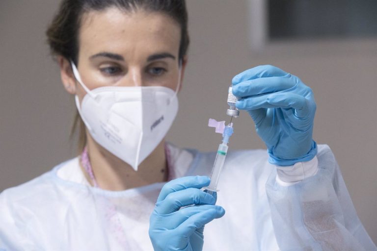 Un bulo provoca que más de 4.000 personas acudan sin cita a un punto de vacunación en Sevilla