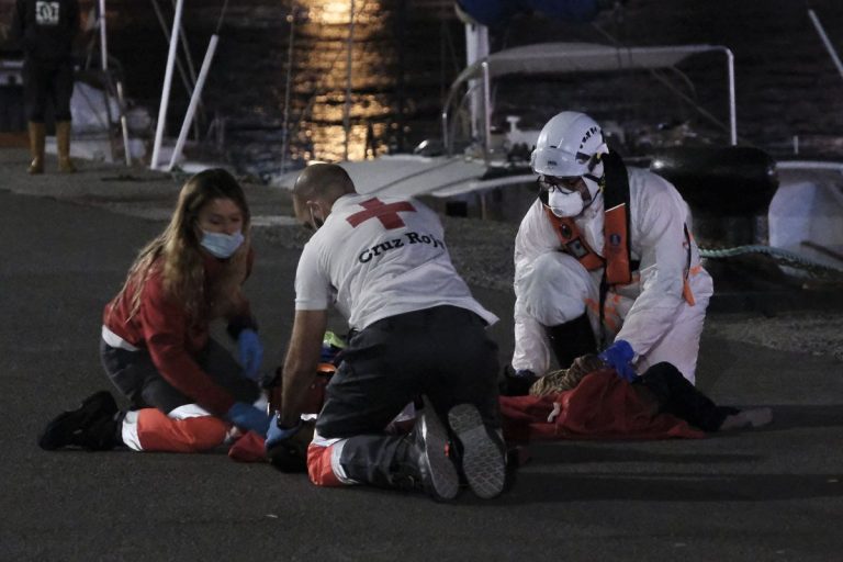 Sánchez lamenta la muerte de la niña rescatada de una patera de Gran Canaria
