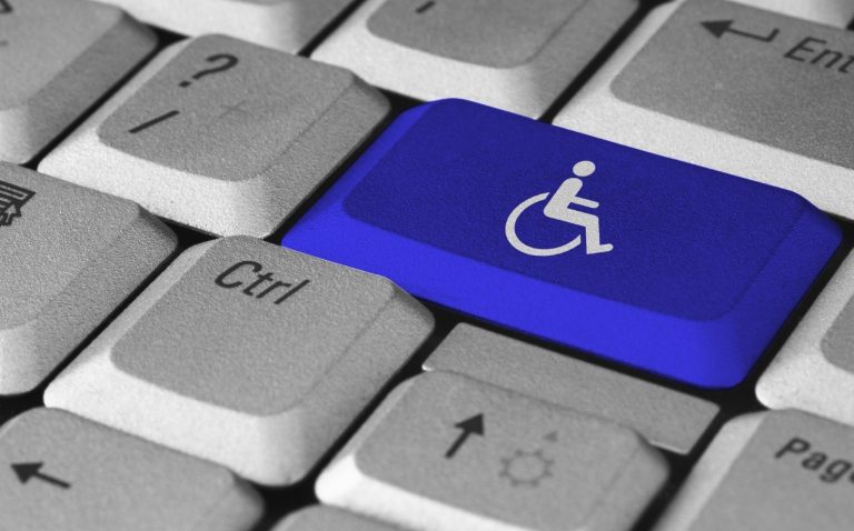 Empresas apoyan la inclusión de las mujeres con discapacidad en el sector digital