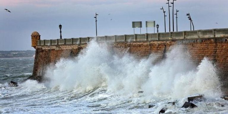Un total de 7 provincias estarán este Jueves Santo en riesgo por olas y viento