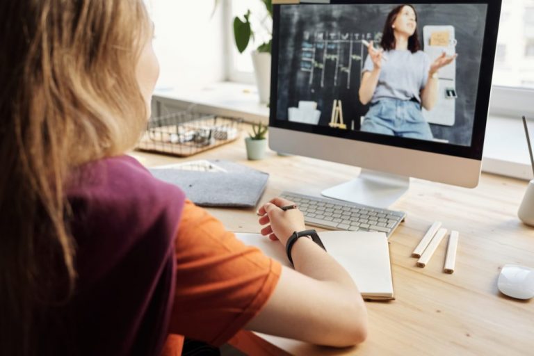 Niños y adolescentes creen que el modelo online no favorece el contacto con los docentes