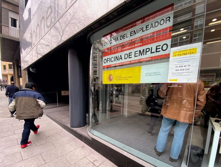 El paro de muy larga duración bajó en 2020 y los despidos se duplicaron