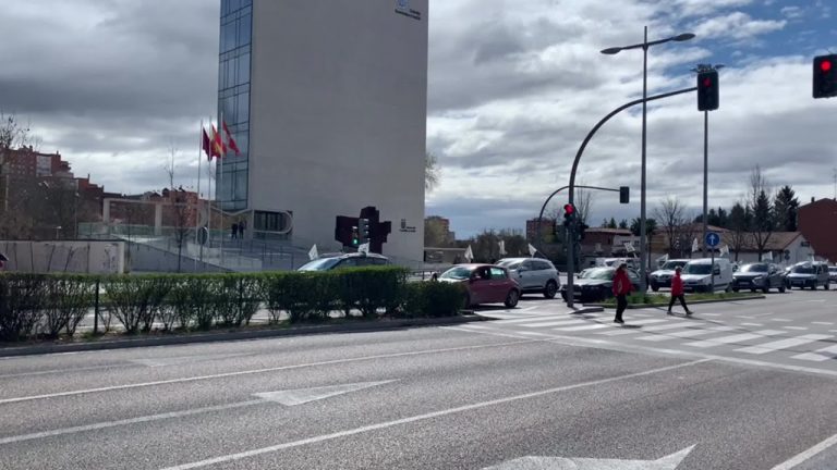 Cientos de vehículos marchan por Valladolid contra la «sobreprotrección» del lobo