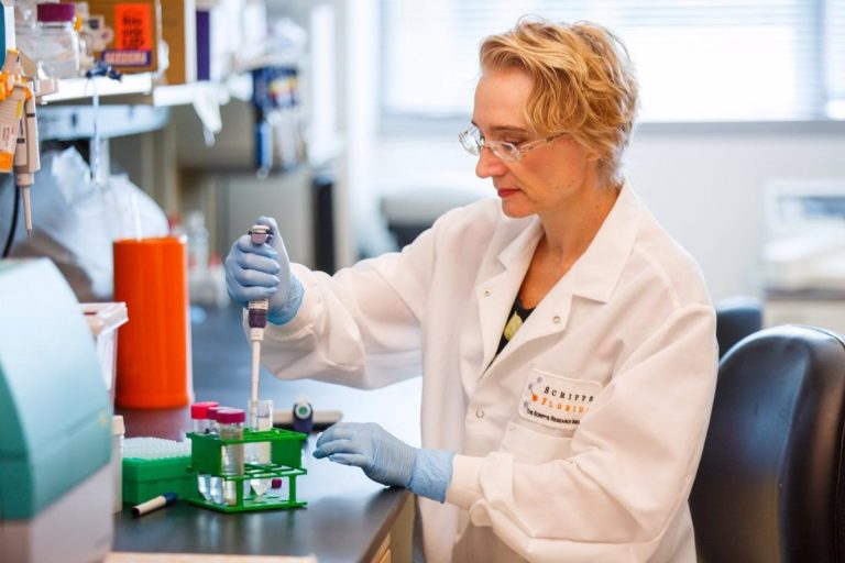 Investigadores silencian una proteína como posible tratamiento contra la COVID-19