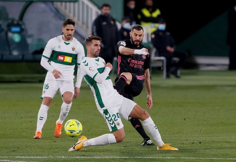 El Real Madrid sigue agarrado a la liga sufriendo y remontando al Elche