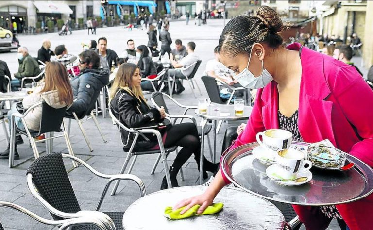 Euskadi cree que la ralentización de bajada de contagios es en parte por la reapertura de la hostelería