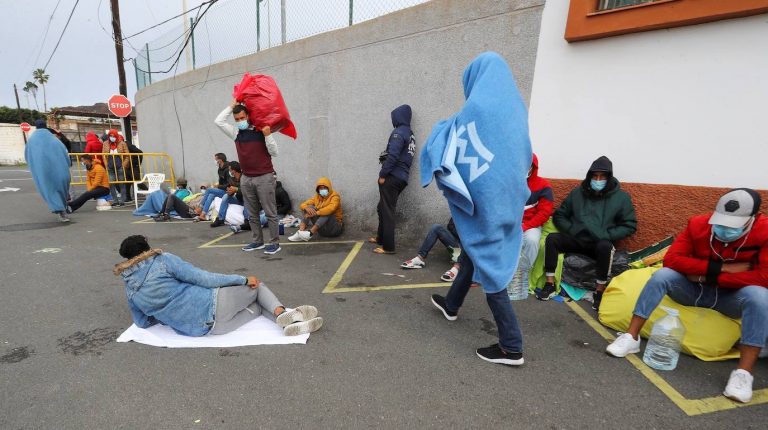 Cruz Roja asegura que no depende de ellos el regreso de inmigrantes al ‘Canarias 50’