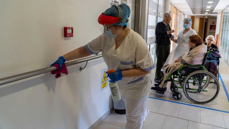 Los positivos en residencias de Castilla y León se reducen de 800 a 23 a la semana