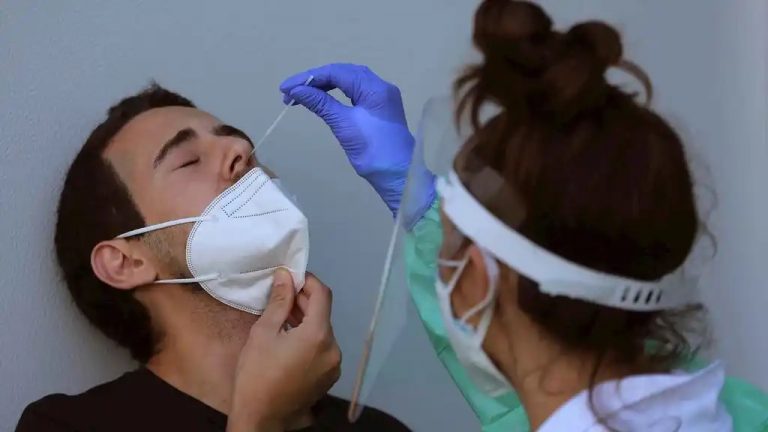 Sanidad notifica 8.534 nuevos casos y 154 muertes, con la incidencia superando 150