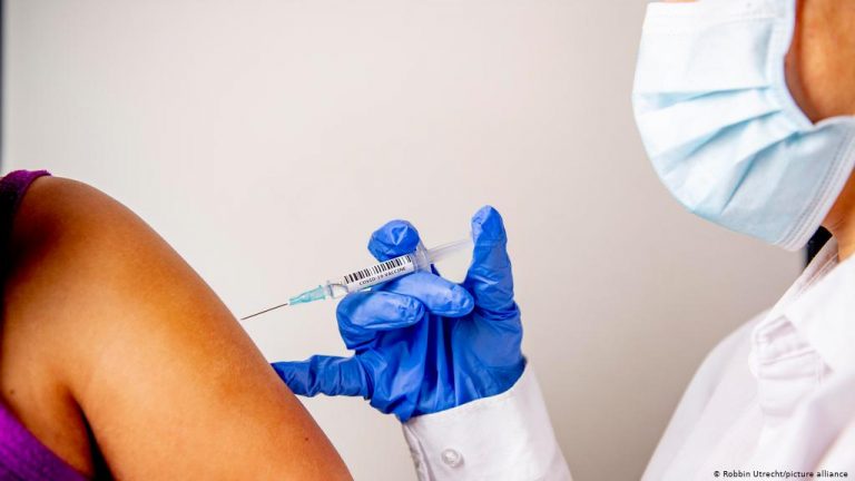 Retrasar la segunda dosis de la vacuna COVID-19 tiene beneficios