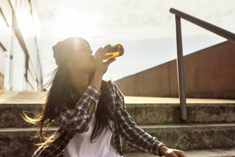 Un 10% de jóvenes cree que si una mujer bebe mucho alcohol se expone a que tengan sexo con ella