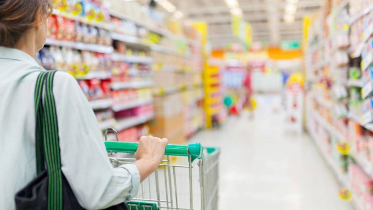 Aldi e Hipercor barren a Mercadona y Lidl los mejores súper para comprar carne, verduras o marcas blancas según la OCU
