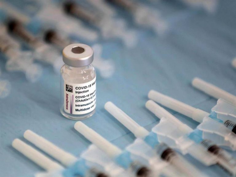 CSIF: Una educadora ha sufrido una flebitis tras ser vacunada con AstraZeneca