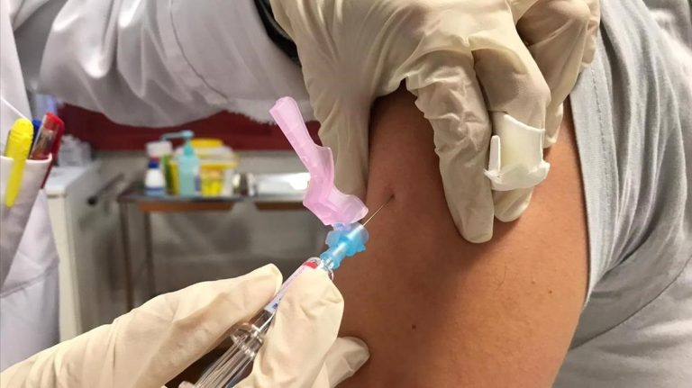 Pfizer, Moderna, AstraZeneca: estas son las nuevas reacciones que te darán con la vacuna