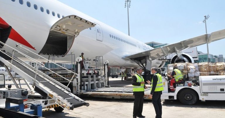 CCOO y UGT piden abordar con Ábalos la situación de las zonas comerciales aeroportuarias