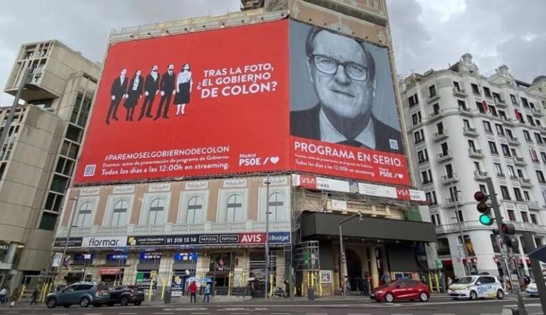 El PSOE despliega una lona en Callao llamando a la ciudadanía para evitar «el Gobierno de Colón»