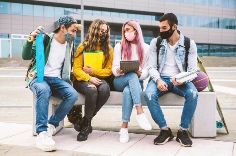 Las adolescentes cumplen más con las restricciones sanitarias que los chicos
