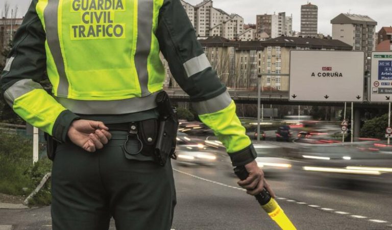 La DGT aclara que no puede multar por no usar mascarilla en los vehículos