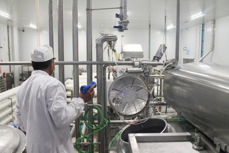 La producción industrial modera su caída y suma dos meses en negativo