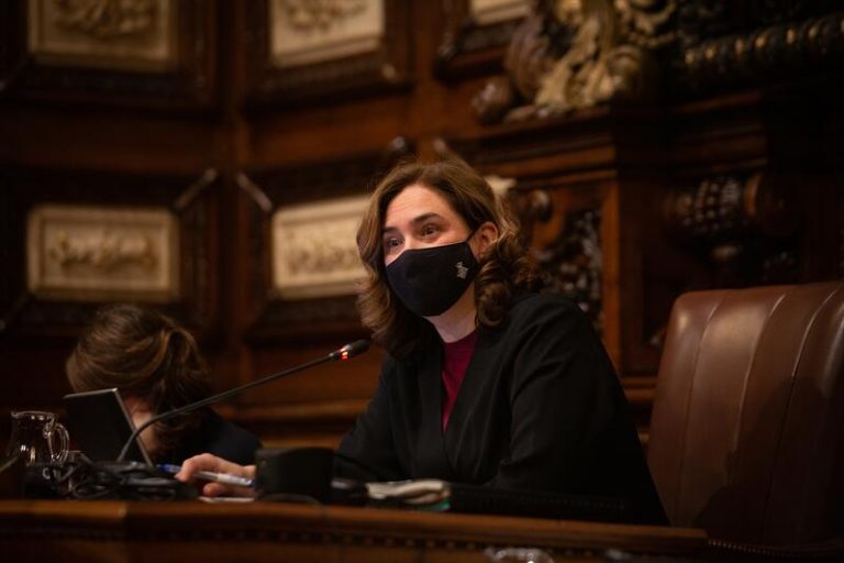 Colau deja Twitter con «carácter indefinido»