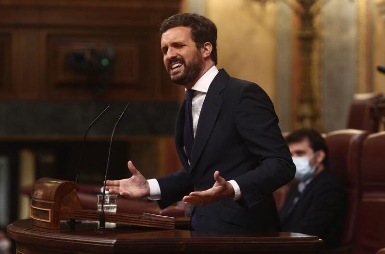 Casado acusa a Sánchez de gobernar con «chulería» y «como Napoleón»