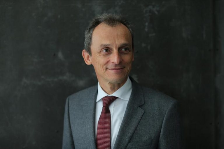 El ministro Duque critica las declaraciones negacionistas de Abril y Bosé