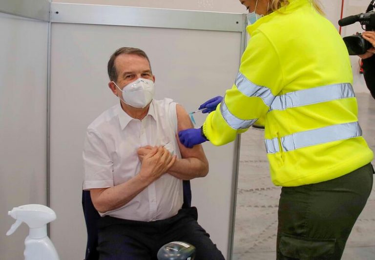 Abel Caballero se vacuna contra el coronavirus