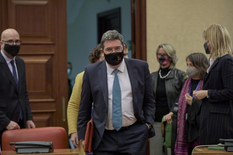 Escrivá confía en llegar en abril a los 300.000 hogares con el IMV: «Va al ritmo que esperábamos»