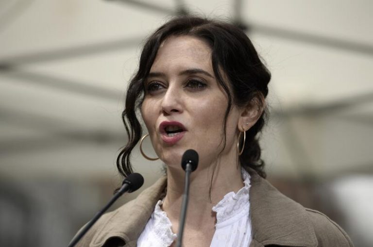 Ayuso rechaza el cartel de Vox sobre menores: «Estamos obligados a darles oportunidades e integrarlos»