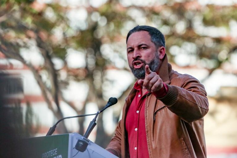 Abascal pide a Ayuso que, «si cree que los menas necesitan protección», acepte repatriarlos