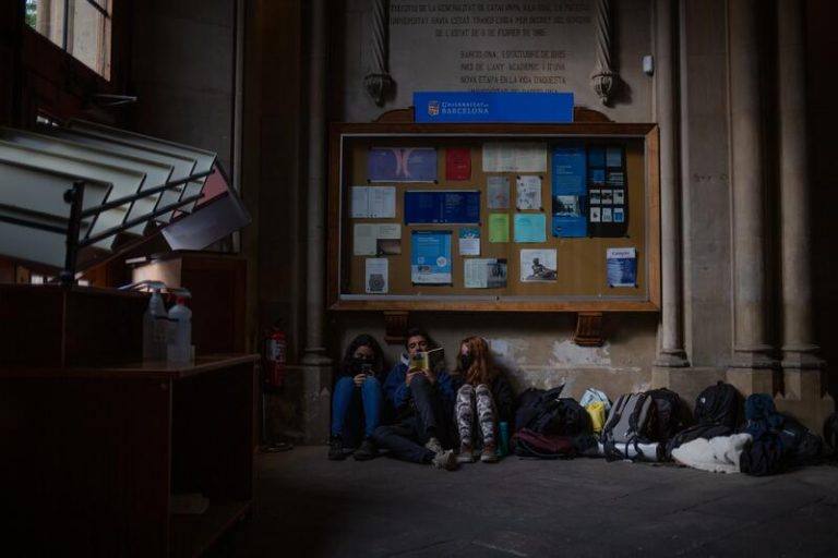 Sigue la ocupación del edificio de la Universitat de Barcelona contra la «crisis educativa»