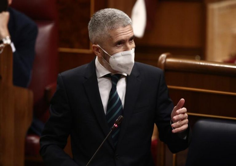 Marlaska a Vox: «Vigilaremos que los menores no sean señalados por fascistas como ustedes»